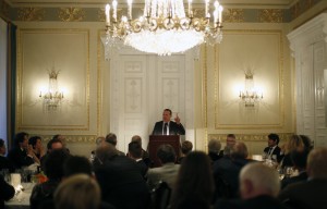 Ambassador McDonald speaking in the grand dining hall of the Hamburg Übersee-Club