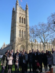 Gruppenbild vor Westminster: Teilnehmer des Young Professionals Seminars in London
